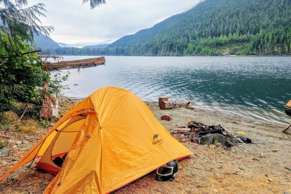 Naturehike Cloud up tent next to a lake