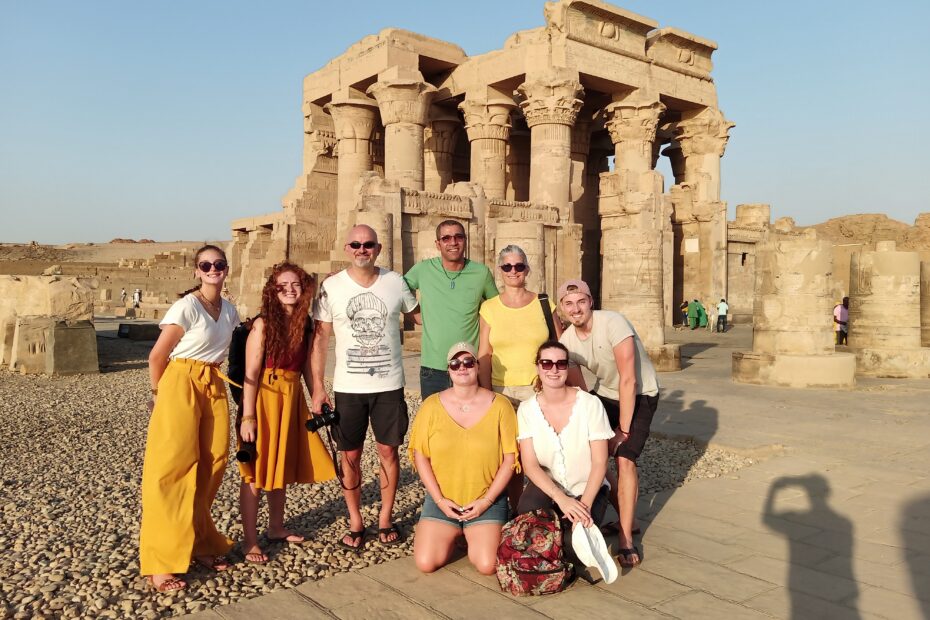 alt="A group of tourists with Yalla Egypt Travel in front of Kom Ombo Temple, enjoying their Egypt Travel Holiday Package"