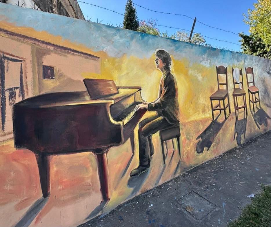 En este momento estás viendo Charly García cumple 75 años y en Brown lo homenajean con murales artísticos