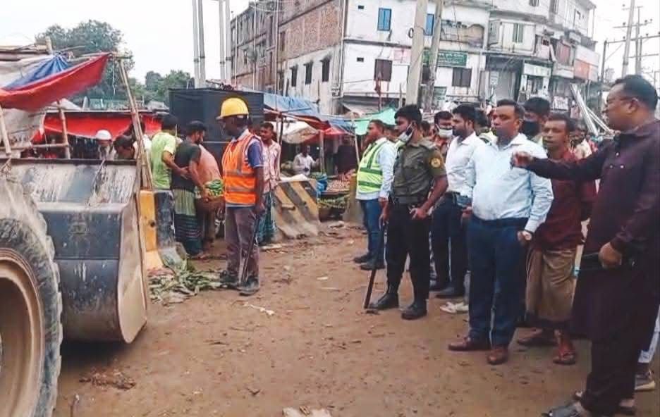 শিবপুরে ঈদযাত্রা নির্বিঘ্নে ইটাখোলা মোড়ে মোবাইল কোর্ট অভিযান