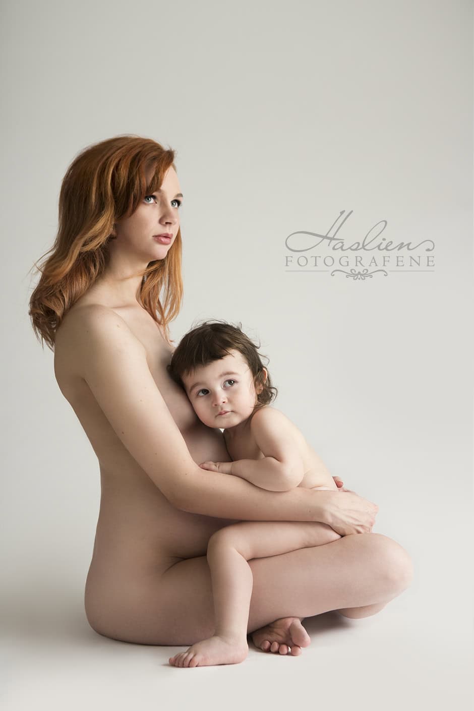 Naken gravid kvinne med liten barn, moderne gravidfotografering, gravidfoto, familie, kunstnerisk portrett, naturlig kjærlighet, innerlighet, mamma og barn, graviditetssvangerskap, gravidbilder, åpen barndom, kunstfotografi, graviditetsfotograf, uterumsfotografi, graviditetsbilder, familieportrett, naturlige portretter, moderskap, norsk fotograf, personlig fotoshoot, graviditetstid.