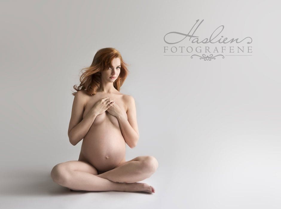 Kreativ gravidfotografering av gravid kvinne i studio, fokus på naturlig skjønn og graviditet, profesjonell gravidfoto for gravide kvinner.