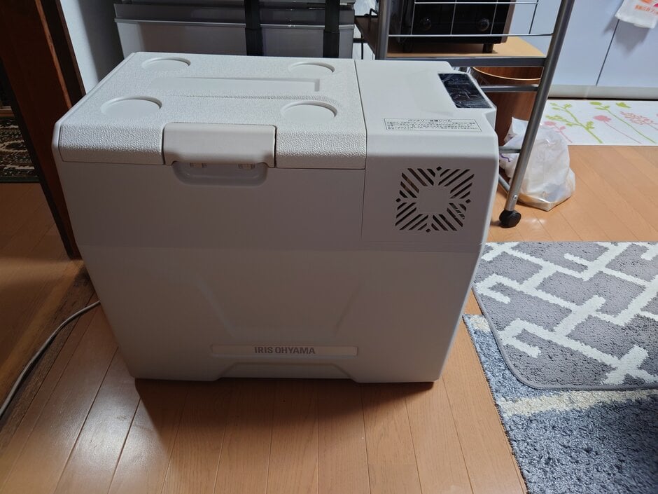 アイリスオーヤマのポータブル冷蔵冷凍庫 IPD-4B-W、本体正面斜めの全景。フタを閉じた状態で操作パネル側から撮影