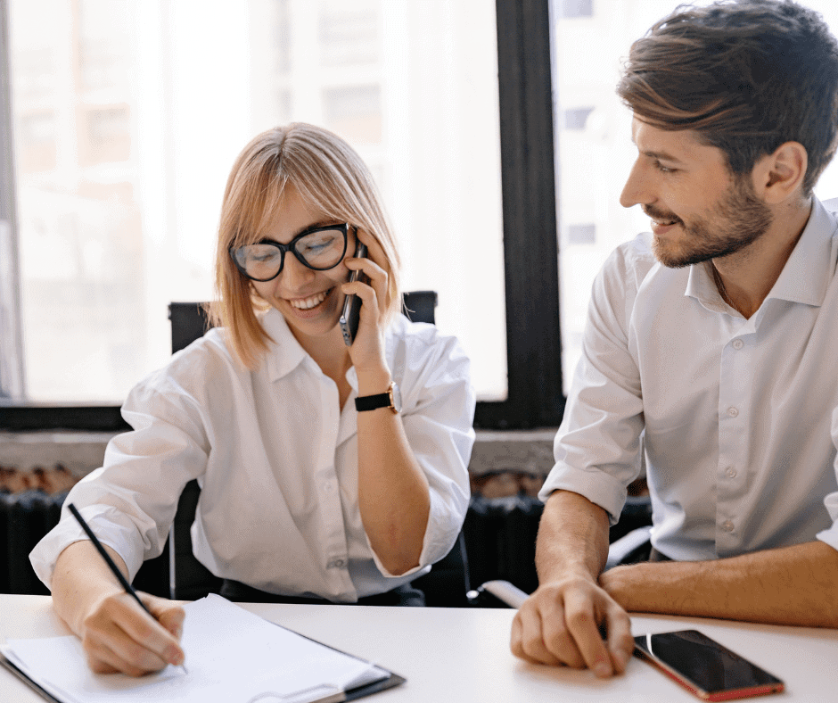 Angespannte Diskussion zwischen Immobilienbesitzern und Hausverwalter über fehlerhafte Abrechnung und notwendigen Hausverwalterwechsel.