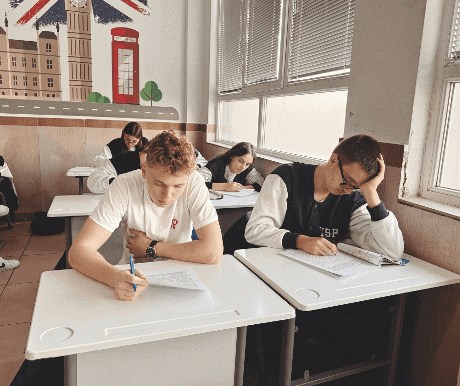 Überschrift „Tipps für B1-B2-Deutschlernende“ in dunkler Schrift auf weißem Hintergrund, darunter der motivierende Satz „Deutsch ist nur eine Sprache“. Wertvolle Tipps für Deutschlernende auf dem Weg von Sprachniveau B1 zu B2.