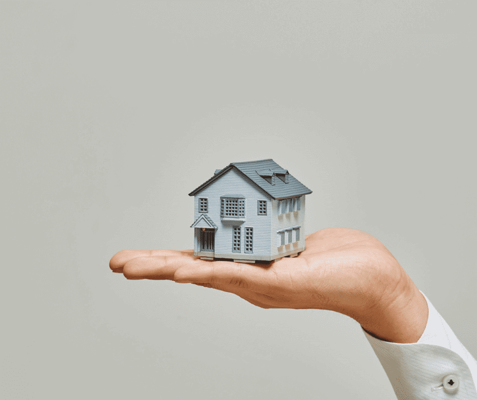 Gepflegte Wohnanlage in Köln, die durch eine professionelle Immobilienverwaltung im Wert erhalten wird. Persönliches Beratungsgespräch zwischen Eigentümer und Hausverwalter zur individuellen Strategie des Immobilienmanagements.