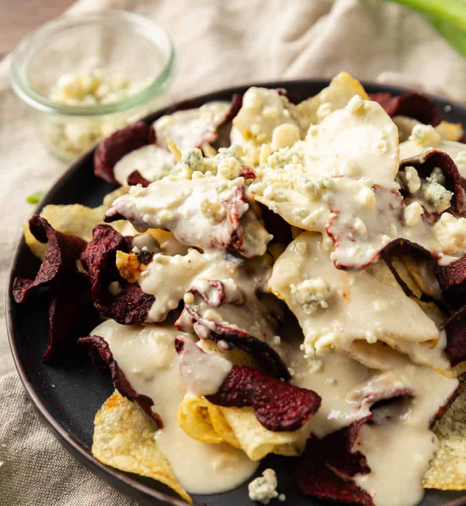 blue cheese sauce on chips