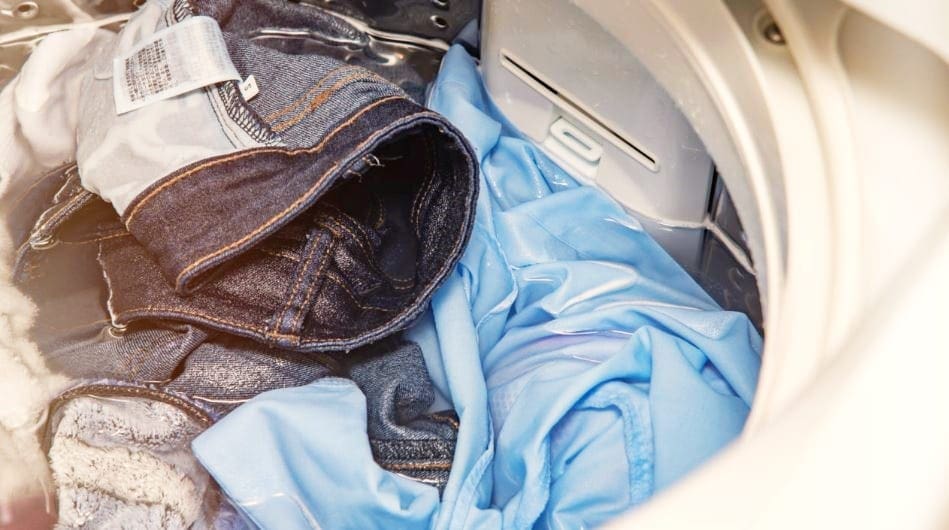 洗濯機に入れられた衣類の様子