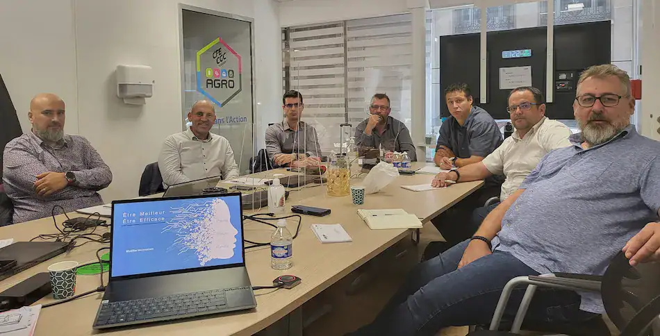 Yann Fernandez, coach et formateur en prise de parole, en séance de formation