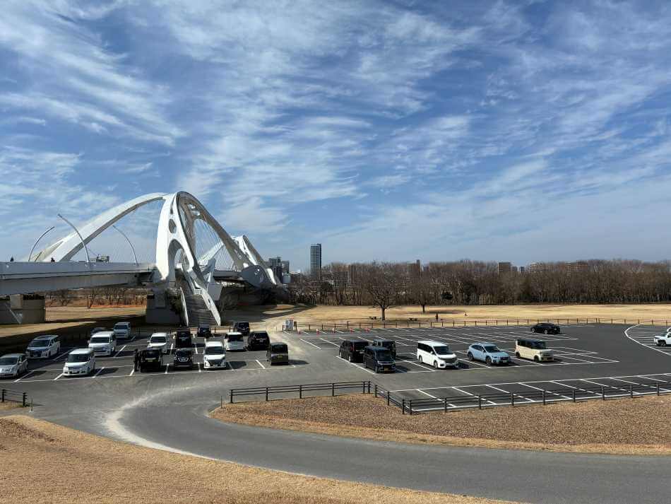 豊田市中央公園隣の駐車場のようす