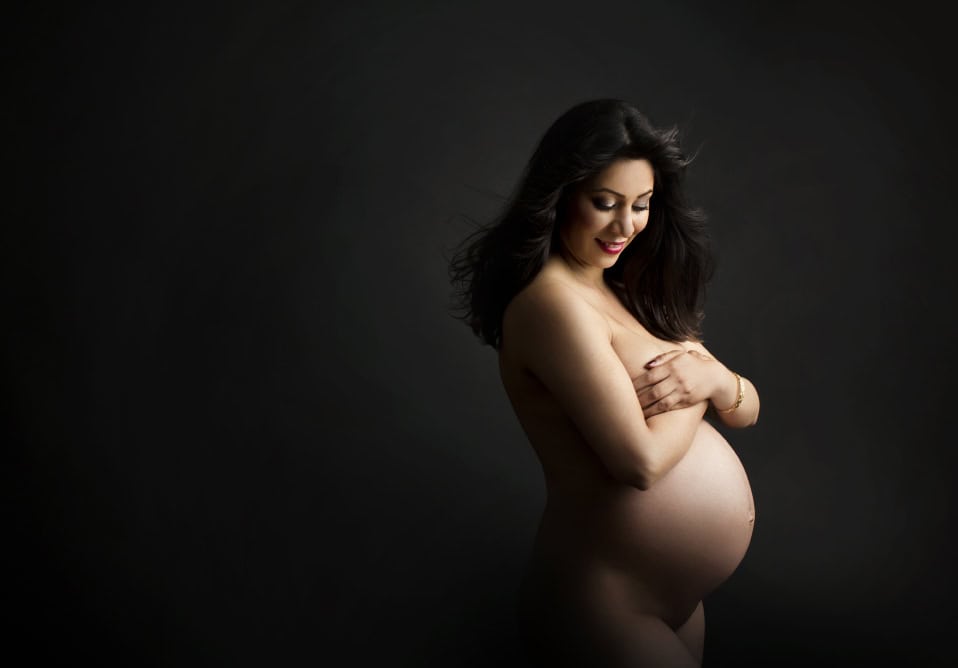 Kvinne med gravidmage, gravidfotografi, vakker gravid kvinne i studio, magemassasje, gravidfoto, graviditetserfaring, kunstnerisk gravidbilde, gravidfotografering Oslo, gravid portrett.