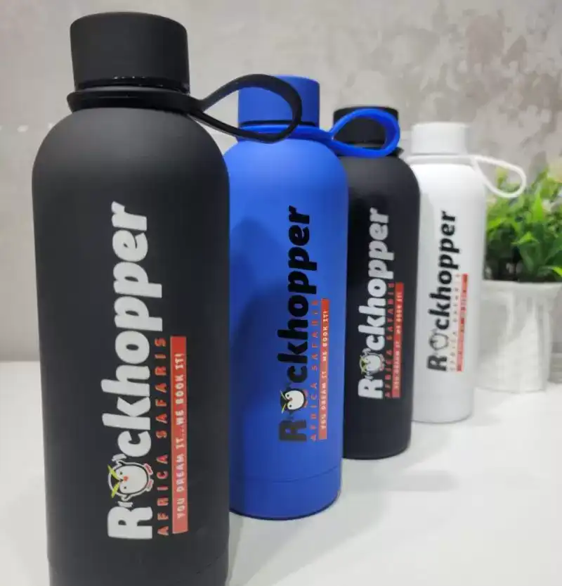 Reusable stainless steel water bottle for outdoor travel