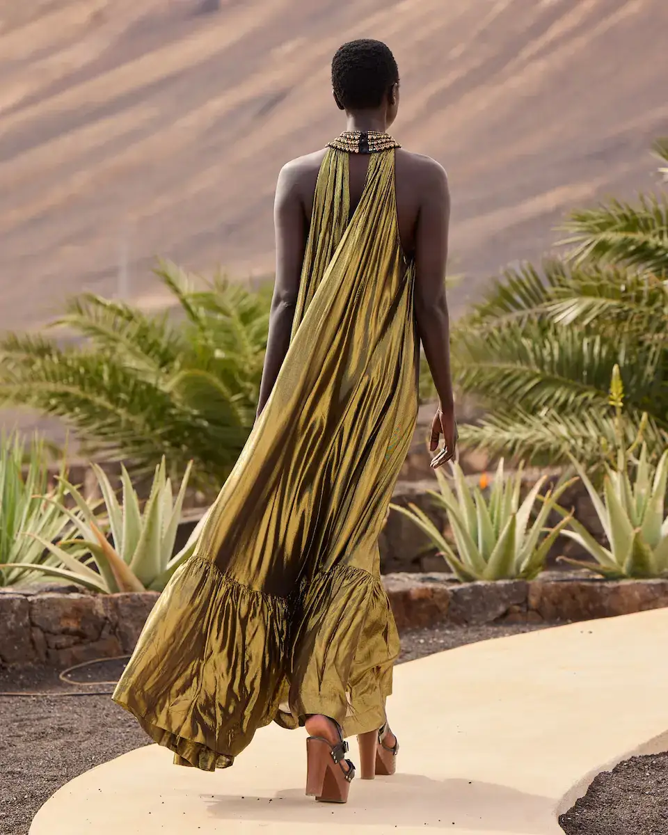 Modelo con vestido largo satinado de Mes Demoiselles Paris en movimiento en entorno natural, firma francesa representada en España
