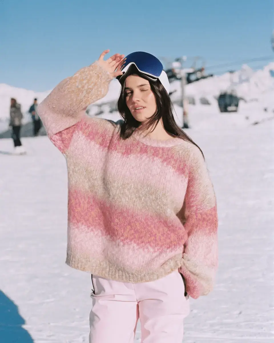 Modelo con jersey de punto en tonos rosa para la colección de invierno de Les Tricots de Léa. Knitwear francés representado en España desde Madrid.