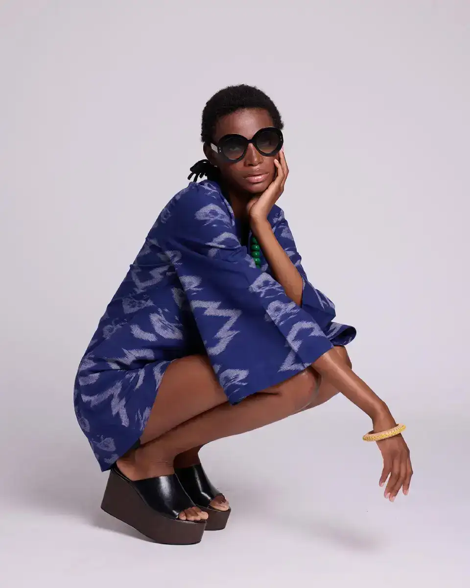 Modelo con vestido artesanal ikat azul de KLEED. Firma internacional de resortwear de lujo representada en España por B Side Showroom Madrid.