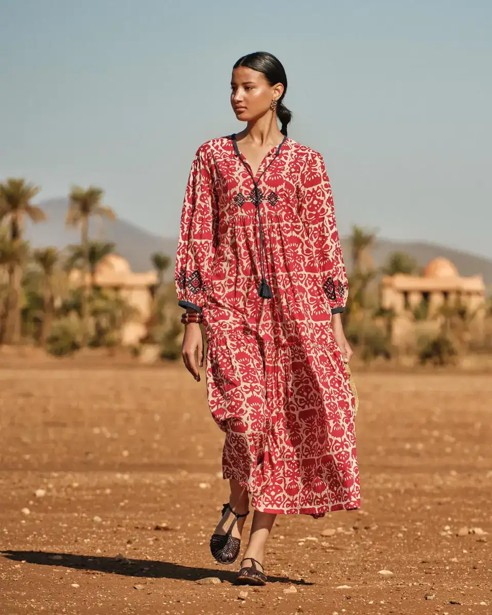 Modelo con kaftán artesanal estampado de KLEED en paisaje natural. Colección de resortwear de lujo disponible para boutiques y concept stores en España.