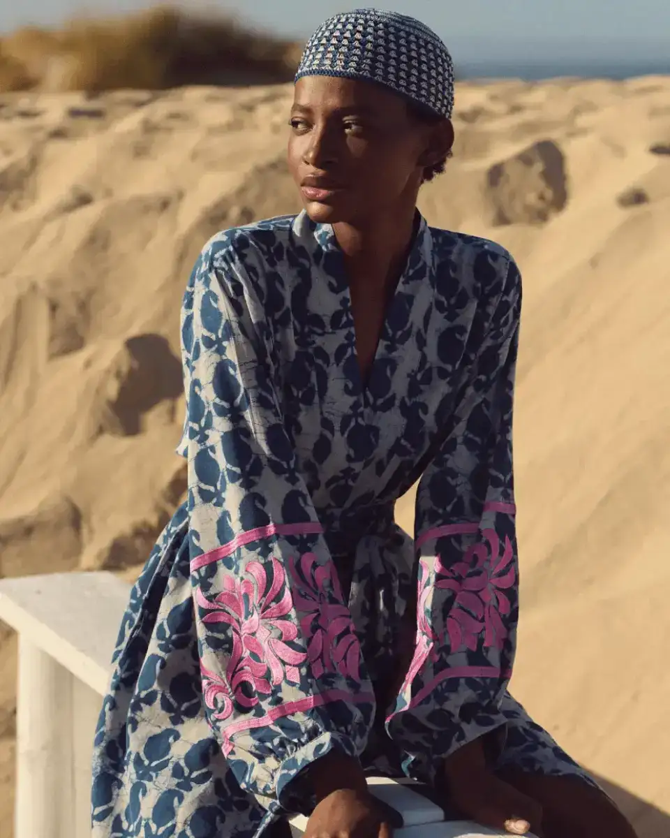 Modelo con kimono estampado artesanal de KLEED en tonos azules y rosas. Firma de resortwear de lujo representada en España por B Side Showroom Madrid.