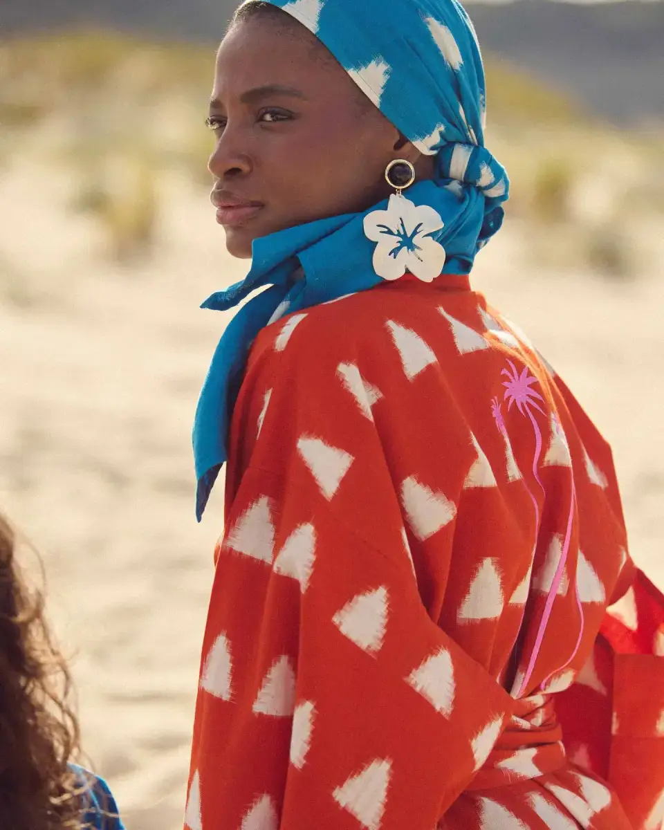 Modelo con kimono rojo estampado y pañuelo azul de KLEED. Firma de moda consciente inspirada en África y fabricada artesanalmente en India.