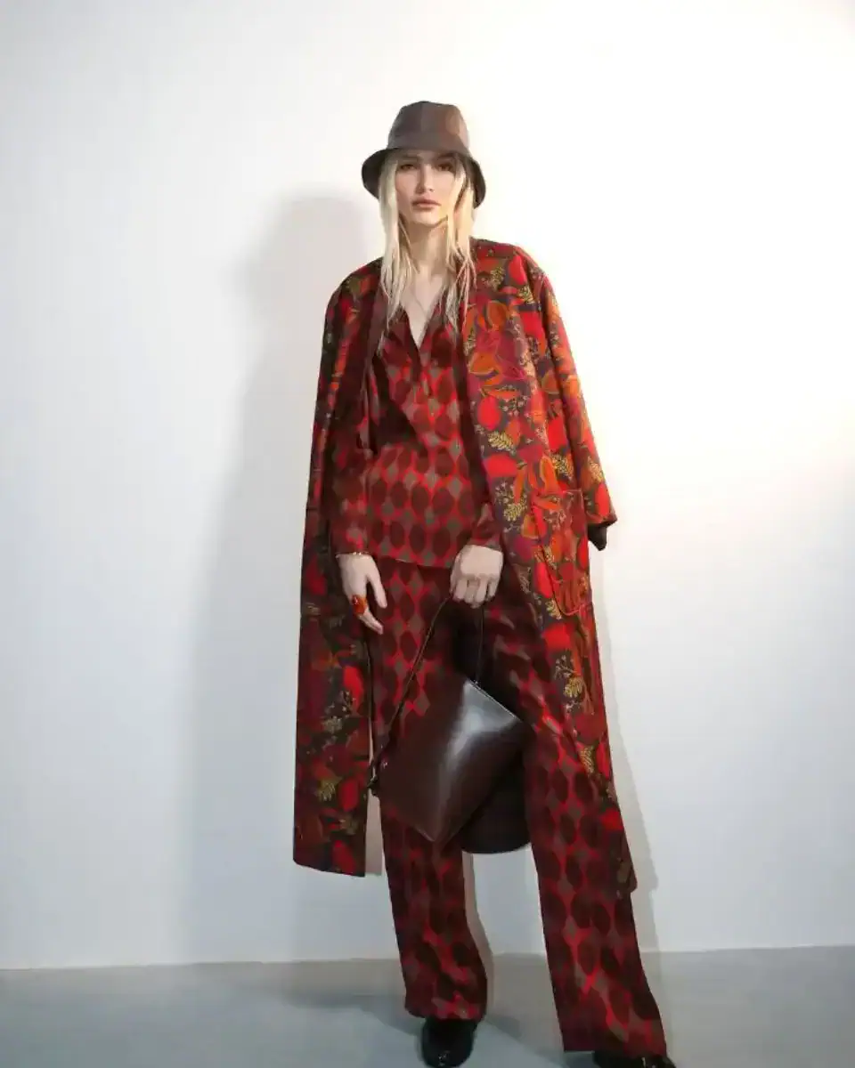 Modelo con capa y pantalón de Monoplaza, firma española de moda femenina representada en España desde B Side Showroom Ma