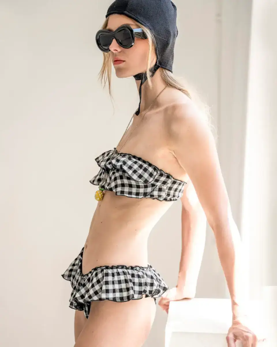 Modelo con bikini bandeau de cuadros vichy blancos y negros de Como un pez en el agua