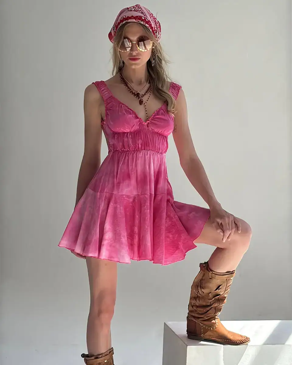 Modelo con vestido corto rosa fluido de Como un pez en el agua