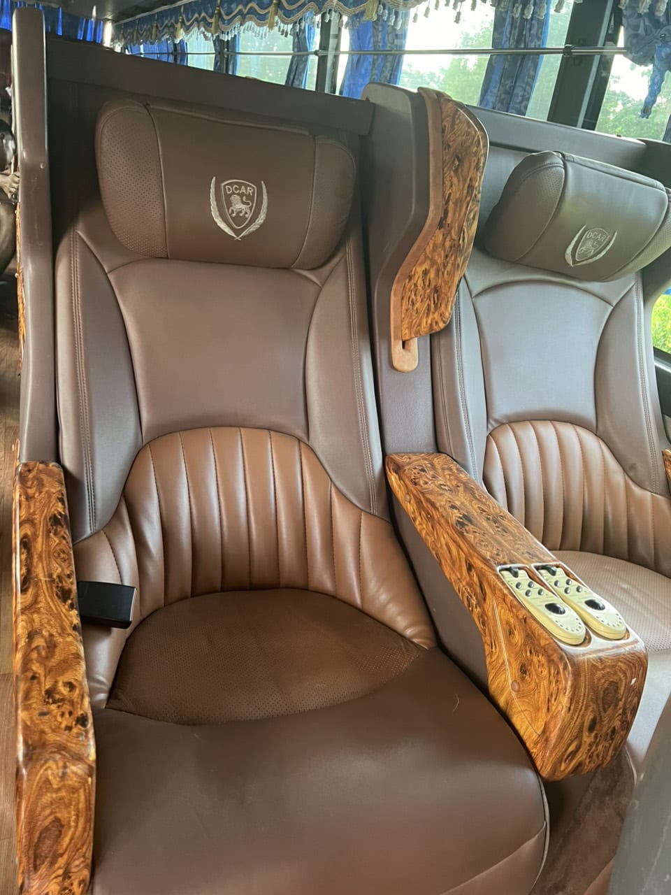 Hình xe Thái Dương Limousine đi Campuchia Thái Lan