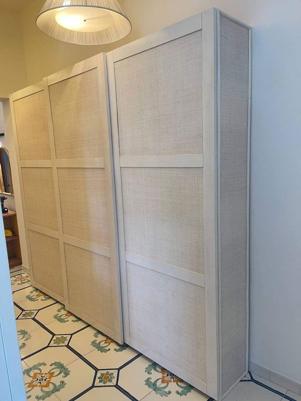 Armadio in legno bianco.