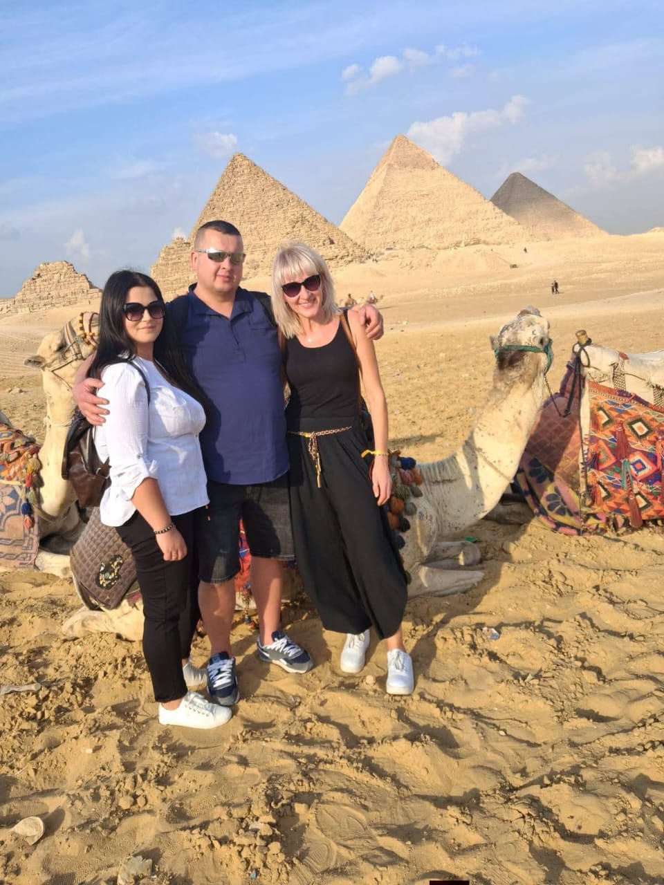 Ausflug Sharm El Sheikh nach Kairo – glückliche Familie vor den drei Pyramiden von Gizeh