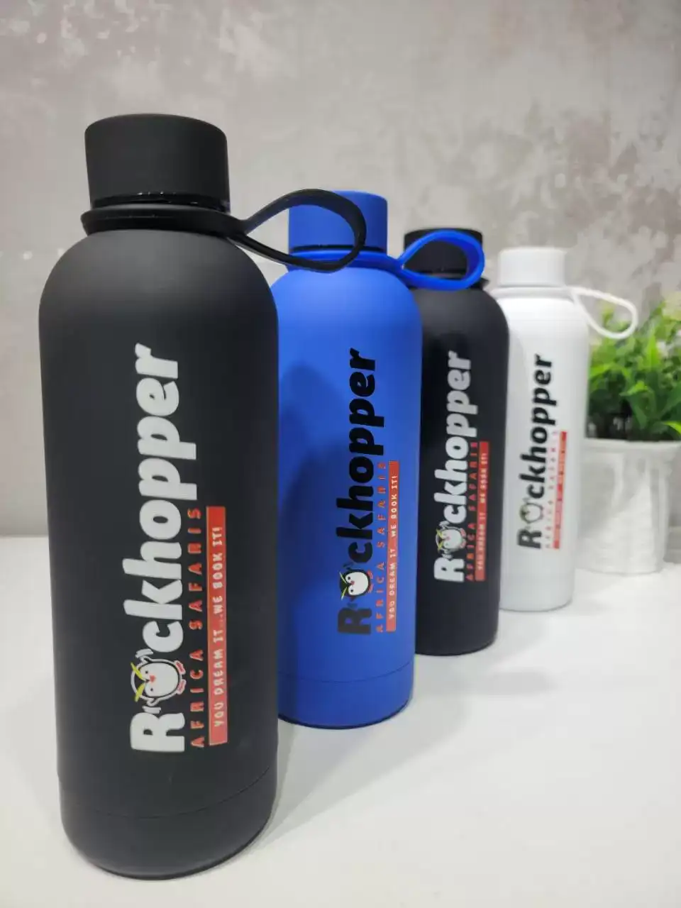 Reusable stainless steel water bottle for outdoor travel