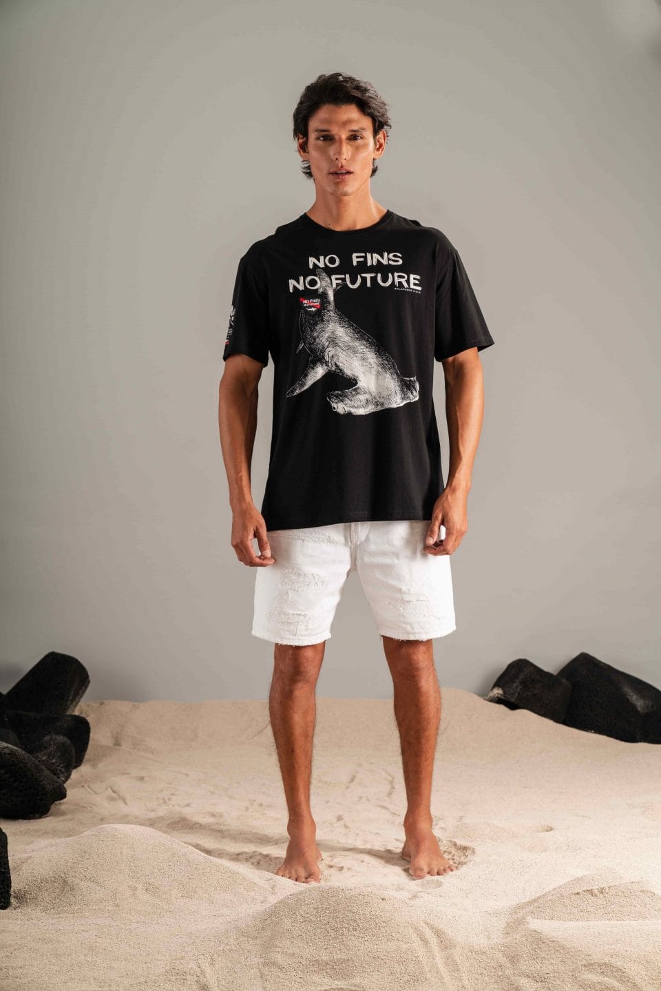 CAMISETA SIN ALETAS TIBURÓN MARTILLO NEGRA
