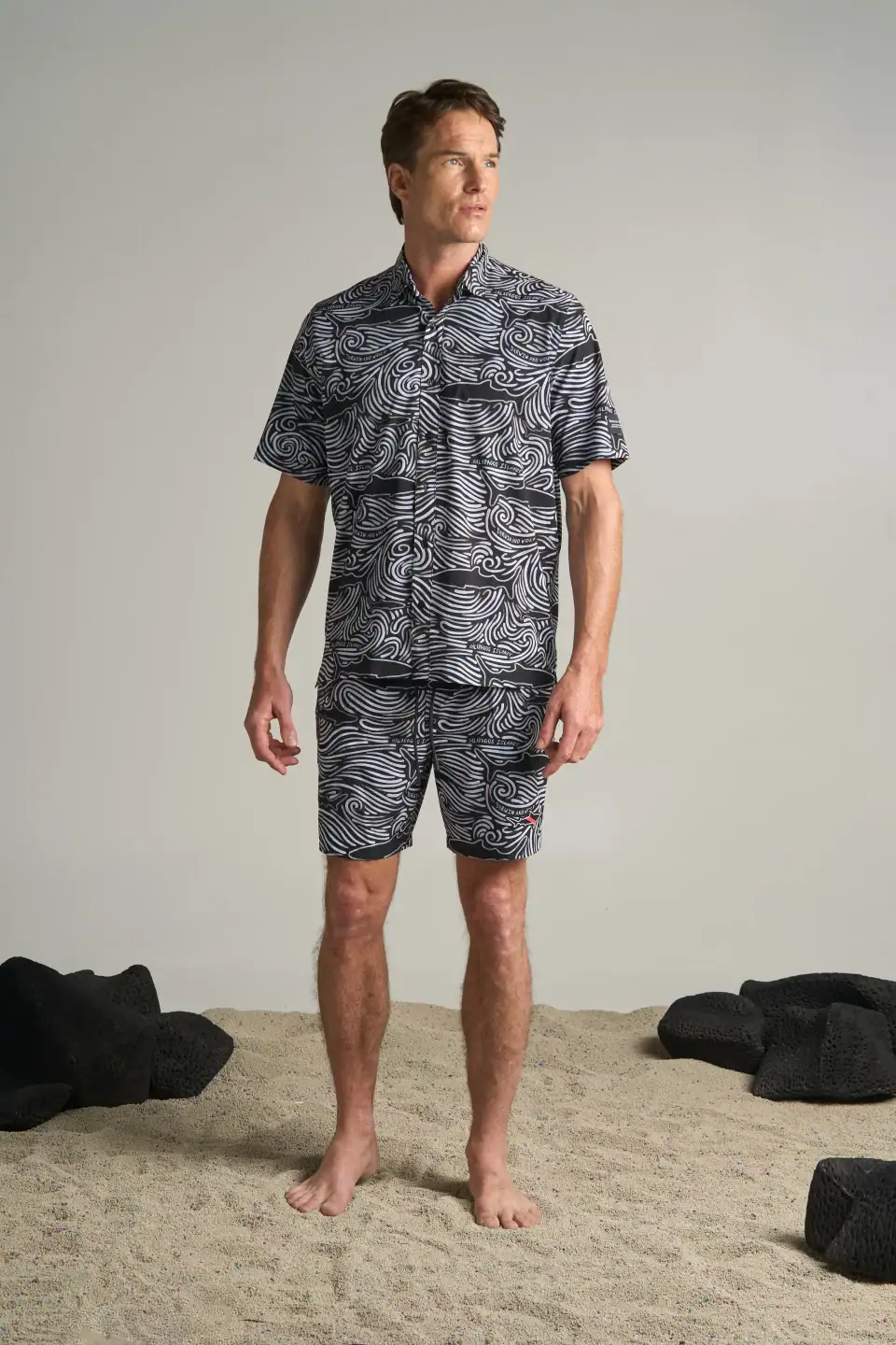 Camisa Hawaiana Manga Corta Corrientes y Tiburónes Blanco y Negro