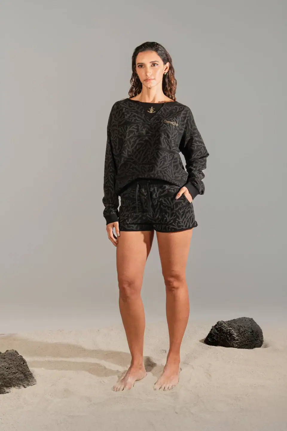 SUDADERA SIN CAPUCHA CORALES Y TIBURONES  NEGRA