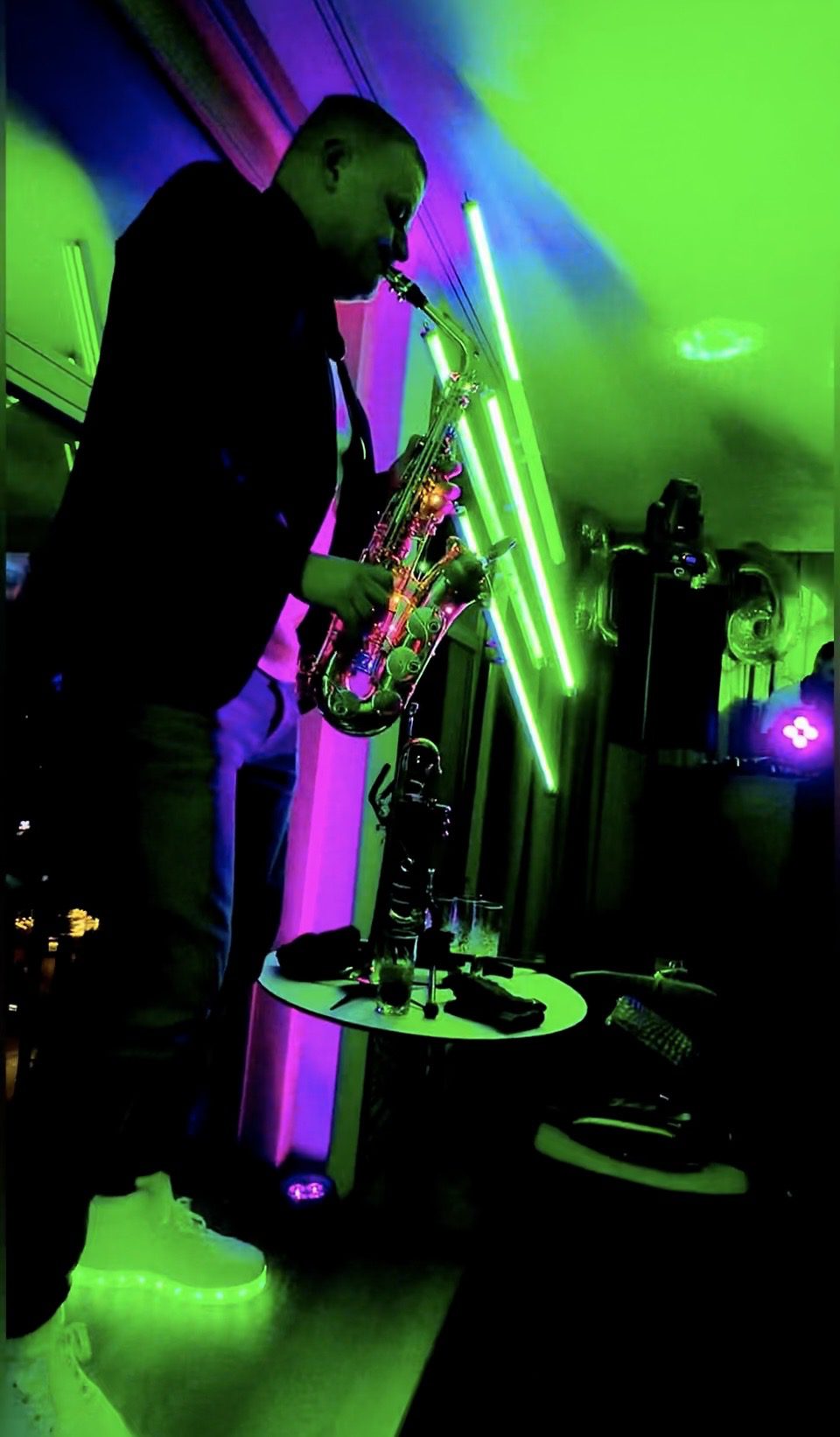 DJ Coachman bei Live Auftritt moit Saxophon bei Gala. High Performance Level