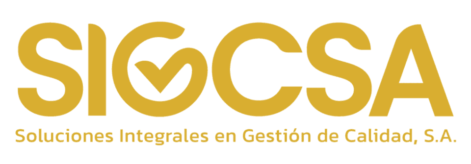 Acceso principal de SIGCSA Panamá con señalización y logotipo en fondo color dorado.