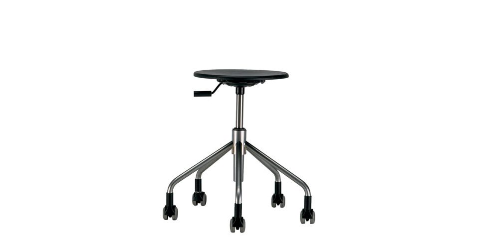 Scopri lo sgabello girevole Vertigo regolabile in altezza, disponibile con o senza ruote. La sua struttura resistente è realizzata in tubo d'acciaio cromato o cromo opaco o verniciato alluminio, garantendo una durata senza pari.