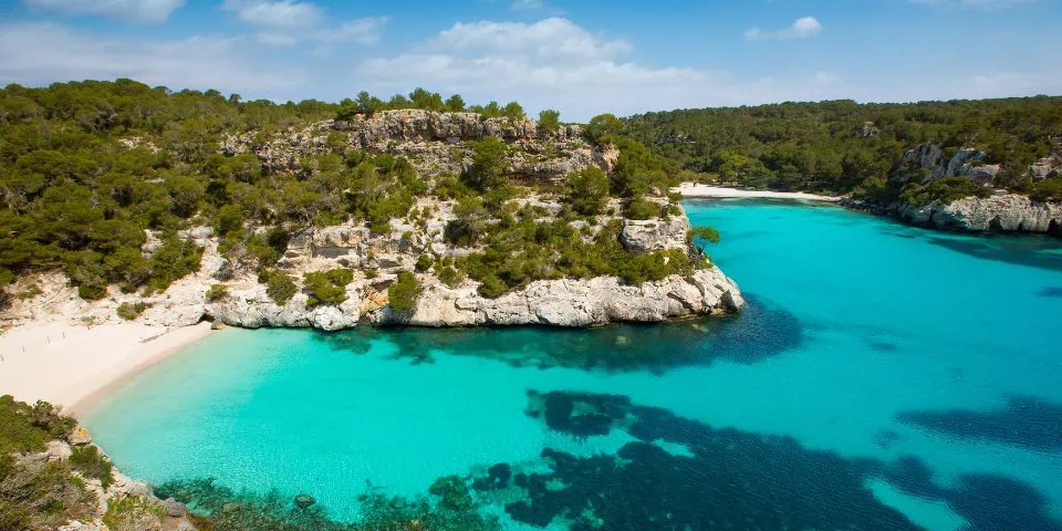 Traumhafte Strände und weltberühmte Clubs und Partys warten auf den Balearen.