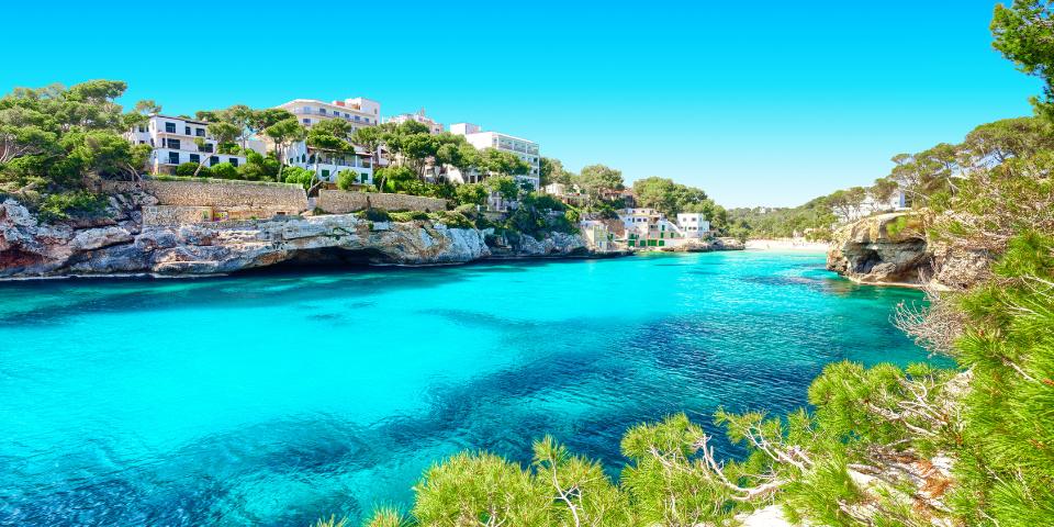 Geniale Badebuchten wie hier im Bild finden sich überall auf ganz Spanien verteilt - Sevilla, Santa Cruz de Tenerife und Las Palmas gehören zu den relativ günstigeren Regionen.