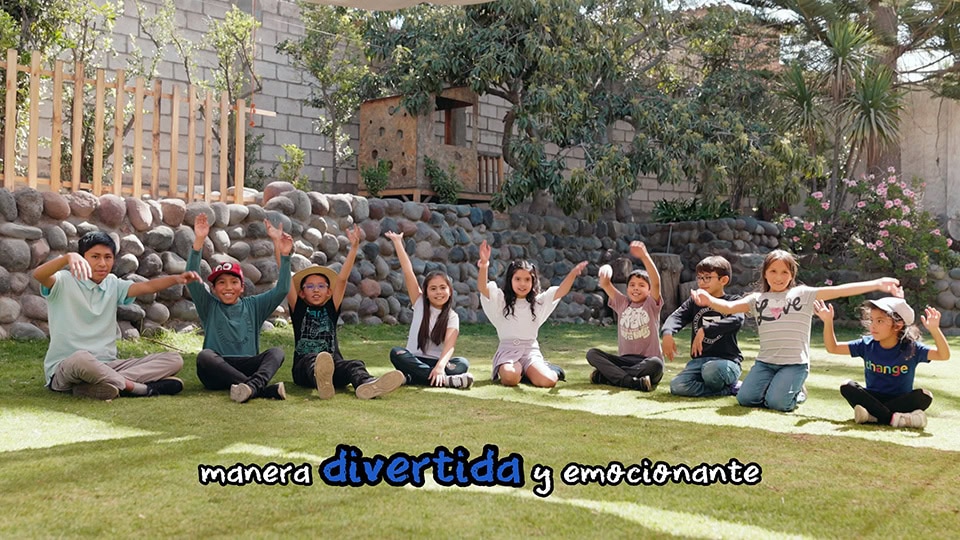 niños disfrutando de clases de inglés al aire libre