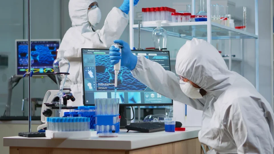 Análisis de laboratorio en un entorno de investigación biotecnológica con personal científico en equipo de protección, utilizando tecnología moderna y equipo avanzado en SIGCSA Panamá.