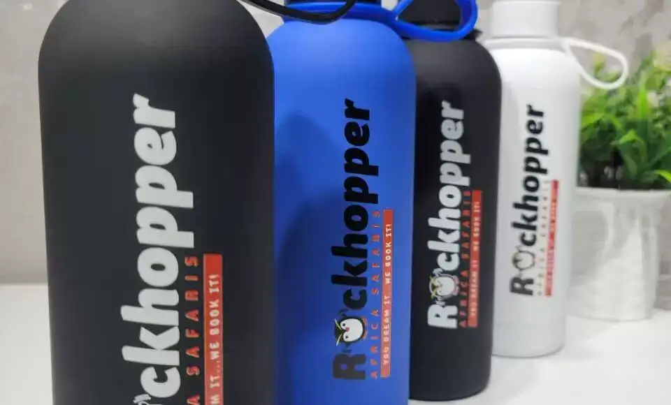 Reusable stainless steel water bottle for outdoor travel