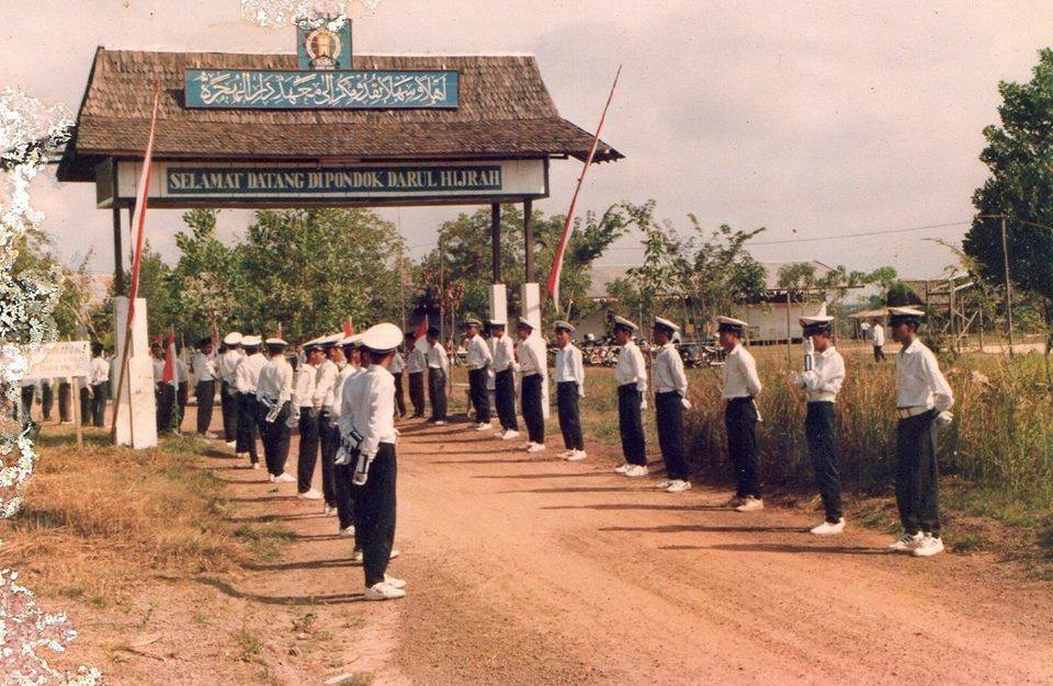 para santri berbaris di depan pintu gerbang Pondok Darul Hijrah