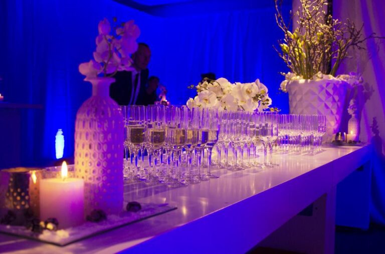 Champagnebar in blauw licht