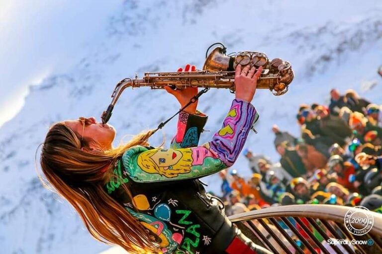 Saxofoniste in de sneeuw