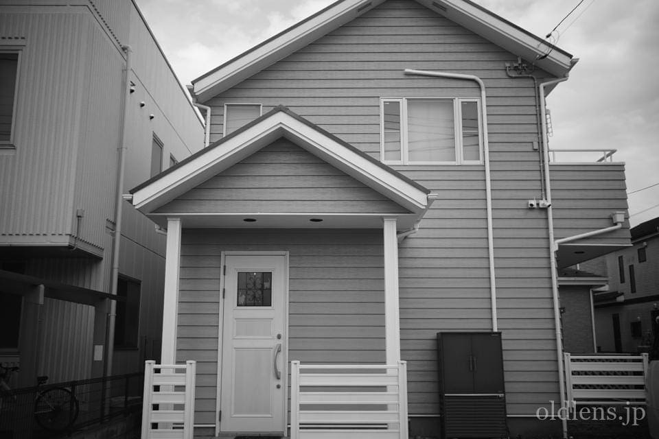 Leica(Leitz) Summaron 35mm F3.5 Lマウント 描写の特徴とレビュー作例 モノクロ戸建て住宅 エモい写真画像 ブログ