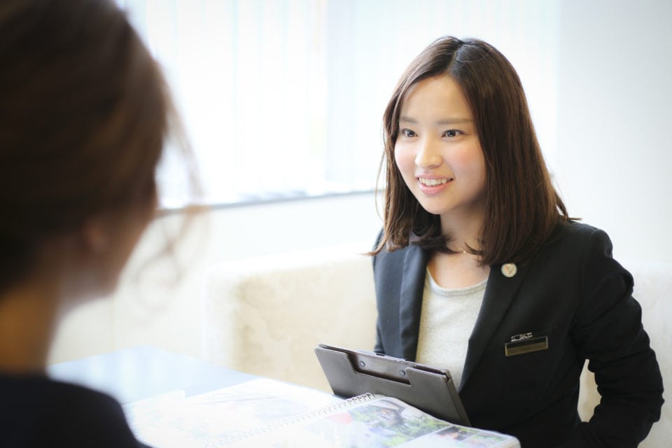 打ち合わせをするウェディングプランナーの様子