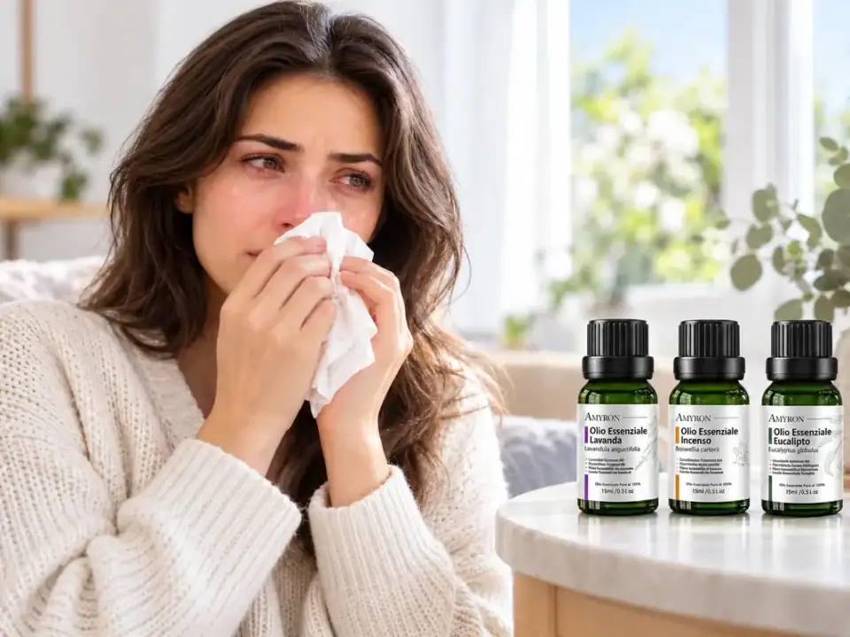 Ragazza con naso arrossato e fazzoletto, accanto a tre flaconi AMYRON di lavanda, incenso ed eucalipto. Oli essenziali per le allergie