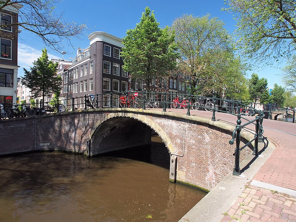 The Bridge That Refused to Be Flattened: Brug 74 and the Circle of Reflection