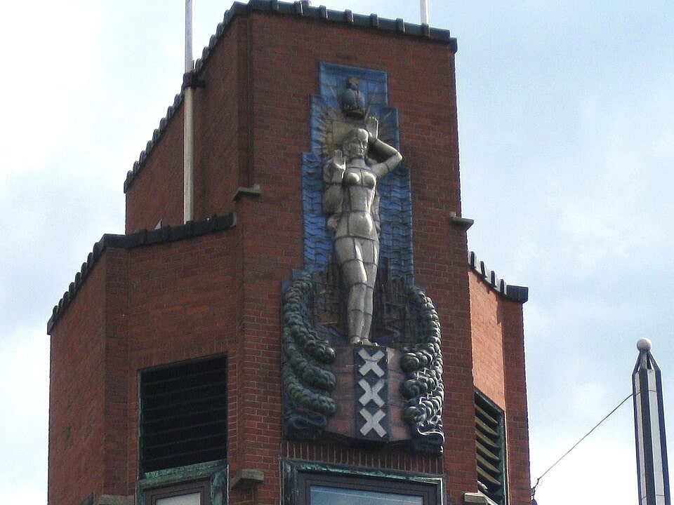 ‘Genius of Amsterdam’ on the Amstel side of the Berlage Bridge (bridge no. 423) by Hildo Krop, a 4-metre-high ceramic sculpture. 1932