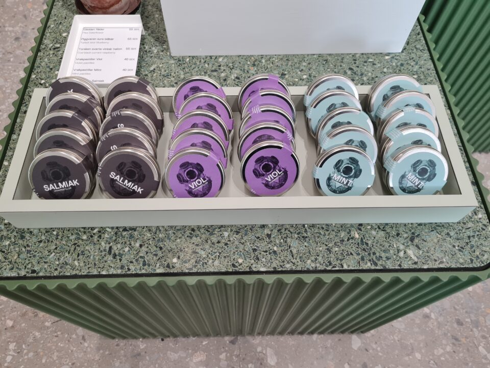 Här ser du pastiller med bland annat mint. Dessa godisar kommer från Wreck museum som kungen invigde. De har en butik med suvenir och godis.