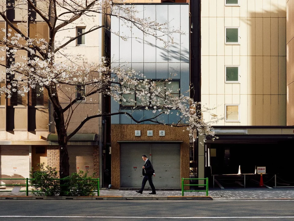 oras industrial, ilustrand nevoia de pauza, reglare emotionala pentru a combate depresia si anxietatea